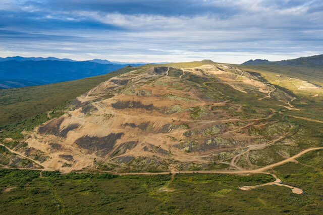 InvestYukon's tweet photo. Exciting things happening in #Copper and Paul West-Sells, President & CEO @westernCuandAu shares why the #CasinoProject is an exciting opportunity for investment in front of packed house at #InvestYTForum #Geoscience17 @YukonMiners #Gold https://t.co/gzEUD9vP9D
