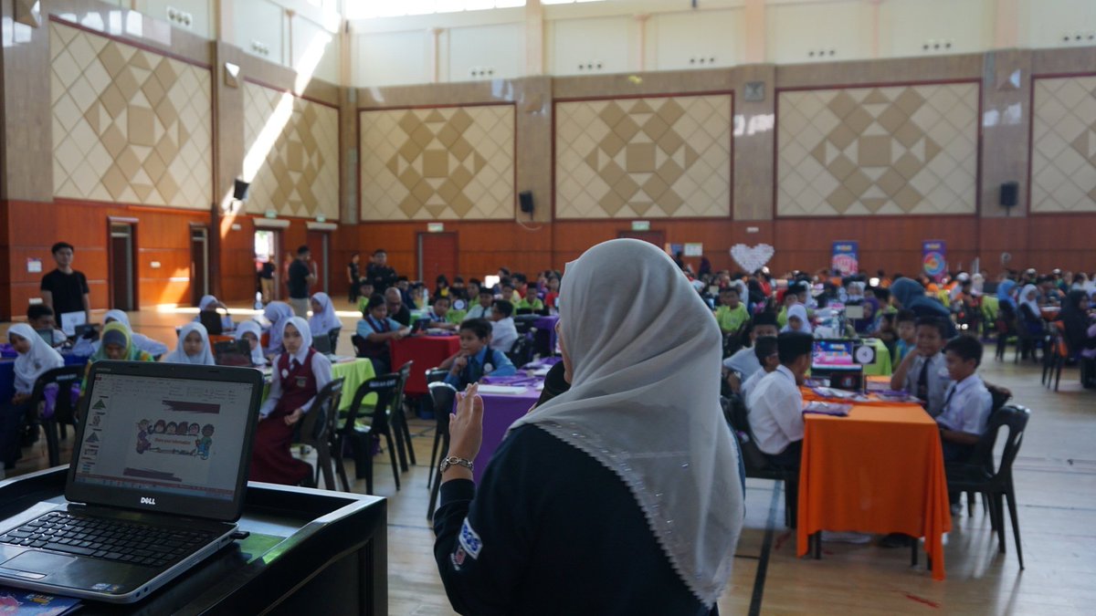 codingatschools's tweet photo. 20 November 2017(First Day)
Hackathon Sabah, Coding@Schools 2017

Program Briefing by Kak Farah

#hackathonsabah
#codingatschools2017
#codingatschool
#myNBOS
#NEGARAKU
#mof_malaysia https://t.co/0uuQ3EQuHf
