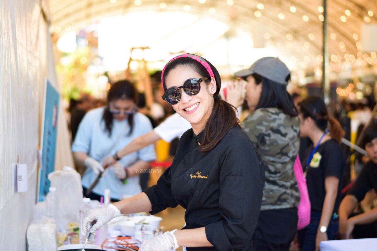 weatherch's tweet photo. เตรียมของอยู่ ก็มีหันมายิ้มให้ด้วย😚💕
at wongnaifoodfestival chiangmai presented by mali 🌸
#pockjasmine
#pockpiyathida https://t.co/i5BYcBd1nI
