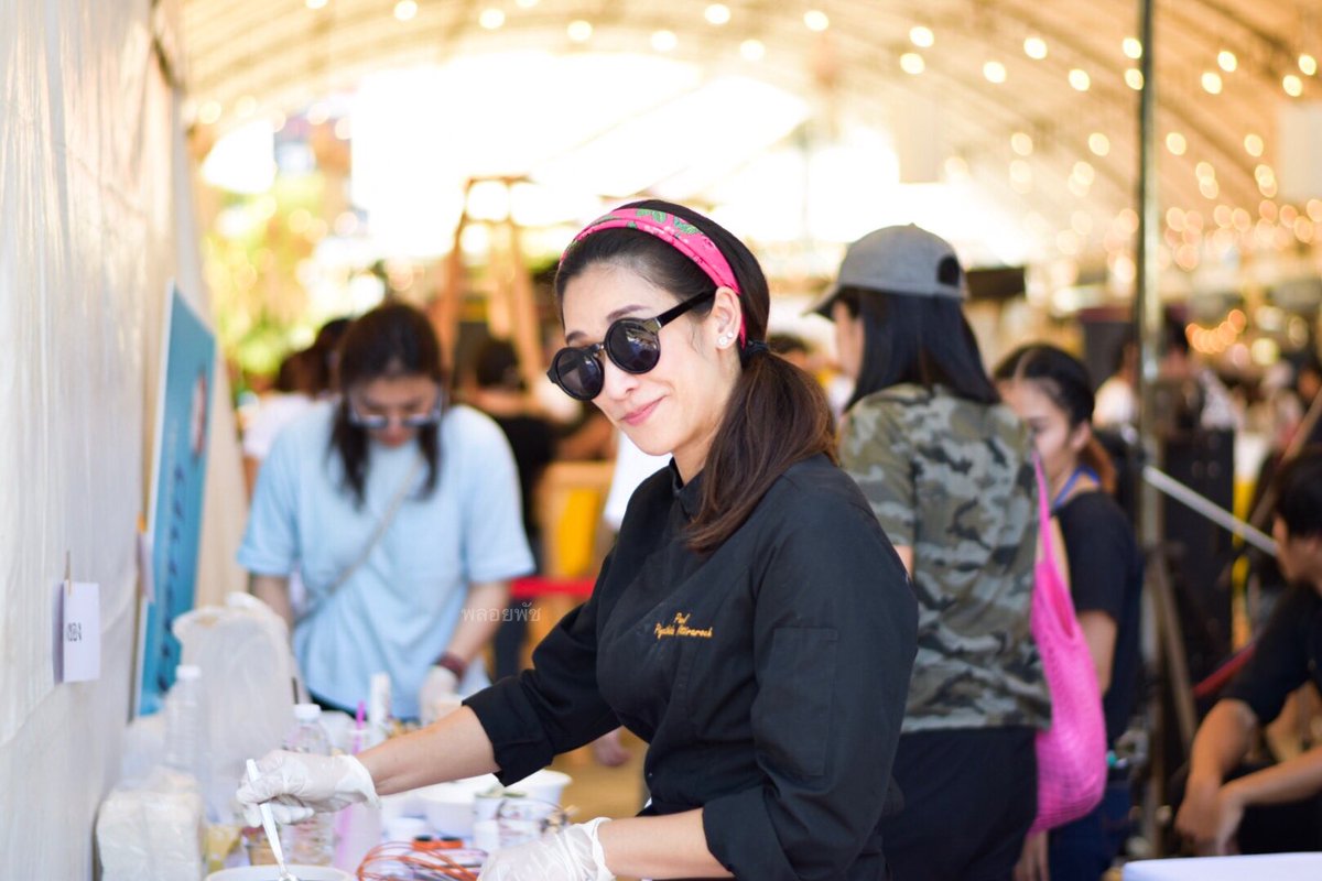 weatherch's tweet photo. เตรียมของอยู่ ก็มีหันมายิ้มให้ด้วย😚💕
at wongnaifoodfestival chiangmai presented by mali 🌸
#pockjasmine
#pockpiyathida https://t.co/i5BYcBd1nI