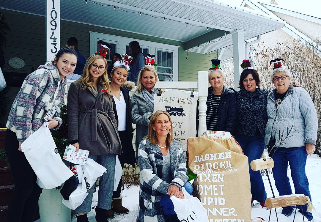 whatzupshauna's tweet photo. Our favorite kick off to the Christmas season is the @jledmonton Homes for the Holidays Tour with these beautiful ladies!! ๐ฒ๐
#h4thyeg https://t.co/xQmU637KtX