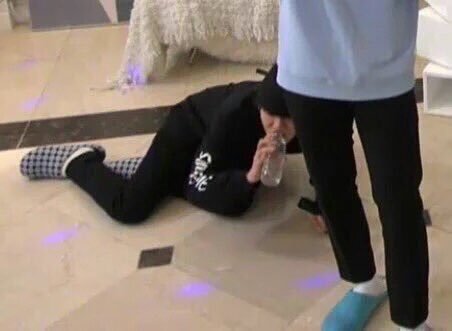gizezgierbay's tweet photo. Hala Bangtan'ı bekliyorum açım ve yurtta yiyecek bir şey bulamadım tam olarak bu haldeyim tşk #AMAs #BTSxAMAs https://t.co/bKCmdxbIDW