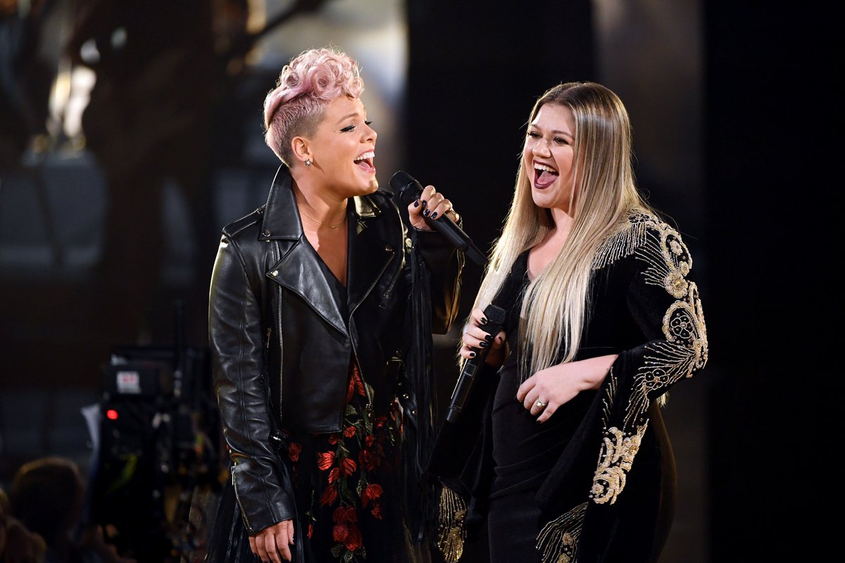 glamourmag's tweet photo. If you only watch one #AMAs performance, make it @Pink and @Kelly_Clarkson's moving duet: https://t.co/dspdQ5AWdj https://t.co/wAWYiEYvfo