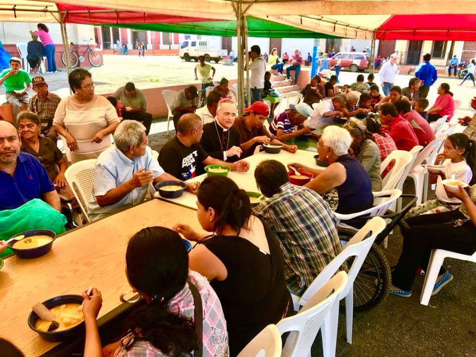 Nestor_Esau's tweet photo. Una imágen dice más que mil palabras. @silviojbaez 
Jornada Mundial de los Pobres 2017.
#JMP2017 https://t.co/ZjlySY4NiG