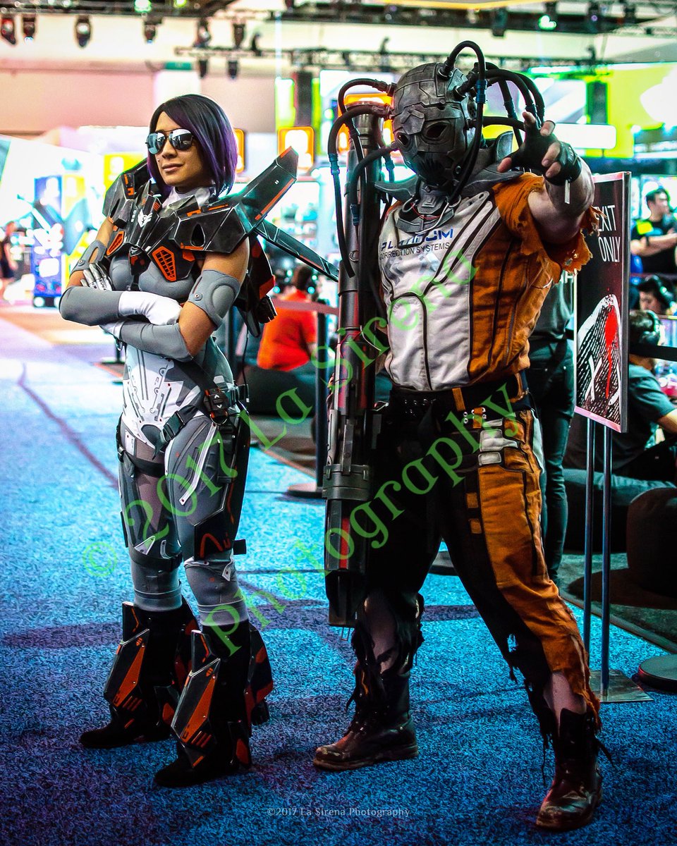 LaSirenaPhotos's tweet photo. Vanguard &amp; Titan! #cosplaygirl #cosplayer #cosplay #titan #vangaurd #lawbreakers #maverick #toska #bomchelle #cronos #atx #austintx #streamme #playstation4 #gamerslife #streaming #firstpersonshooter #development #gaminggear #videogame #gamers #comicon2017 #comicon #convention https://t.co/GOpQpqFil5