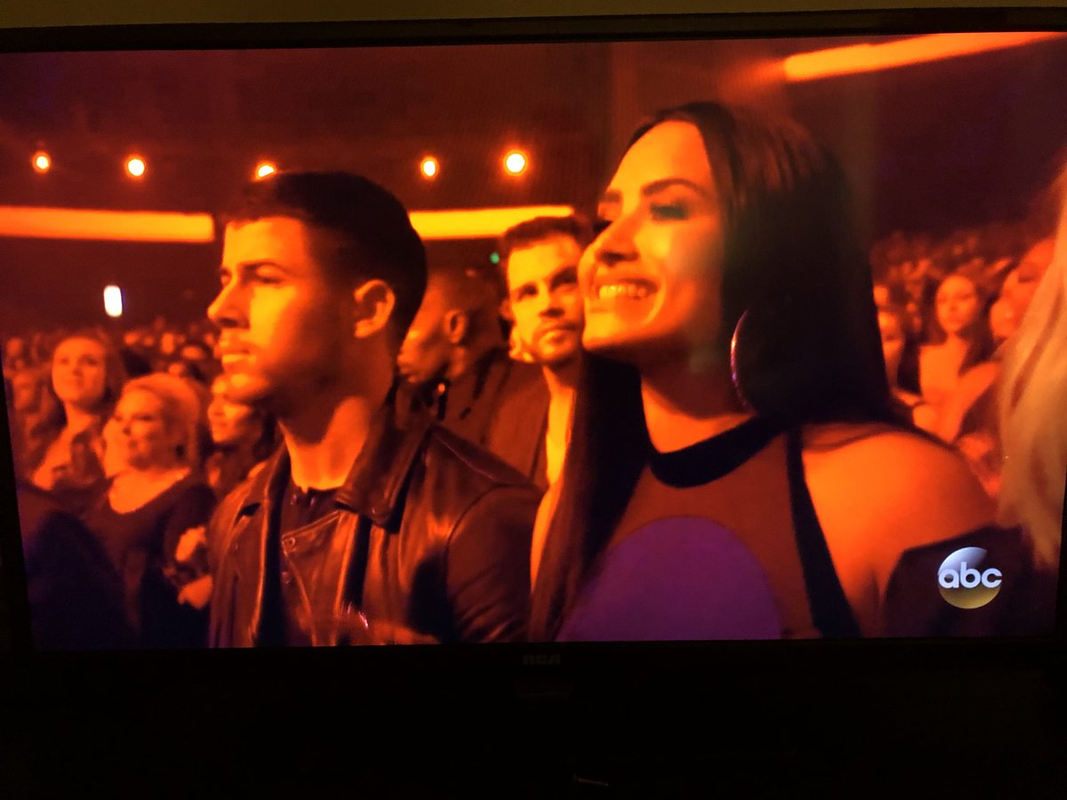 LeLeMeMa_'s tweet photo. THIS IS ALL THAT MATTERS RIGHT NOW #demiandnick #nickanddemi #dick #nemi 😂 #AMAs https://t.co/5nzgxRMZFp