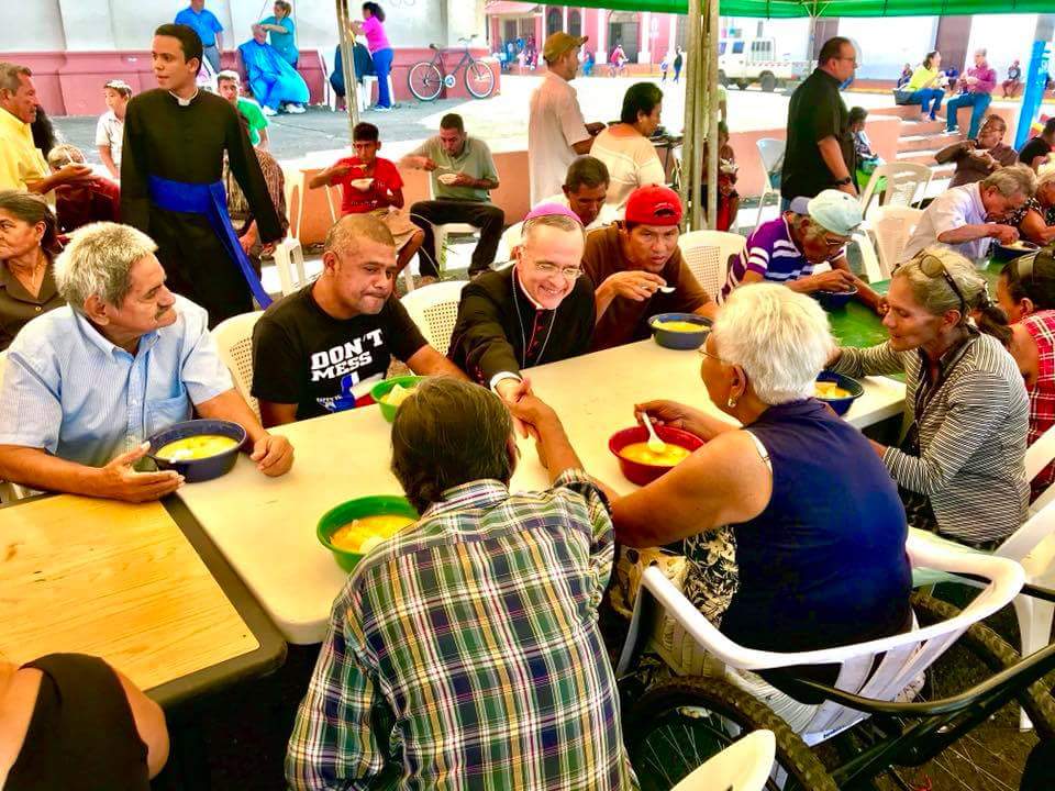 Nestor_Esau's tweet photo. Una imágen dice más que mil palabras. @silviojbaez 
Jornada Mundial de los Pobres 2017.
#JMP2017 https://t.co/ZjlySY4NiG