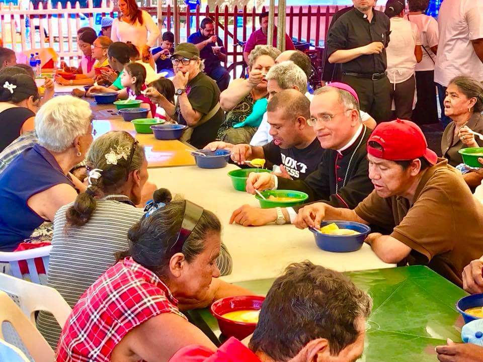 Nestor_Esau's tweet photo. Una imágen dice más que mil palabras. @silviojbaez 
Jornada Mundial de los Pobres 2017.
#JMP2017 https://t.co/ZjlySY4NiG