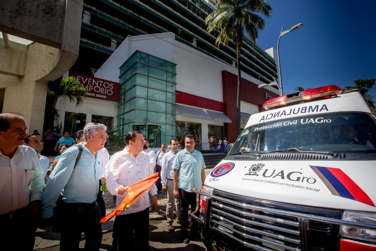 JavSaldana's tweet photo. Es un gusto comunicar a los universitarios que contamos con la primera Ambulancia Universitaria 🚑, la cual estará disponible para hacer traslados en todo el estado. https://t.co/o8Nr0WOa2L