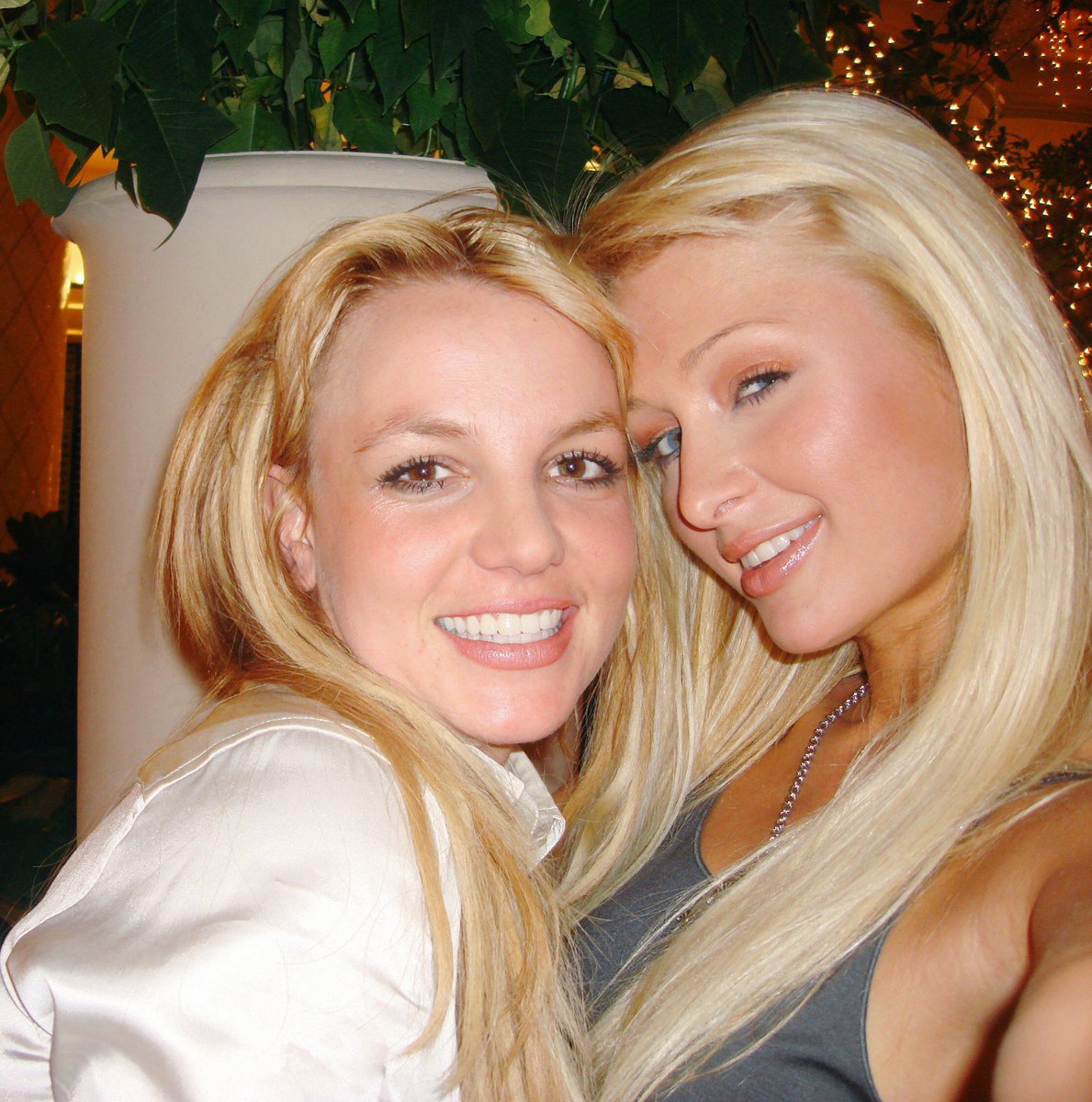 Z1035Toronto's tweet photo. .@TonyMonaco @ParisHilton claims she and@BritneySpears invented the #Selfie? #ParisHilton posted two #weekendwayback pix of her and #BritneySpears from 2006. #Waybacks #WeekendWaybacks #WaybackPix #Throwbacks #Flashbacks #OldschoolSunday https://t.co/vdC8KumOEJ https://t.co/ZtO2rEUV7Q
