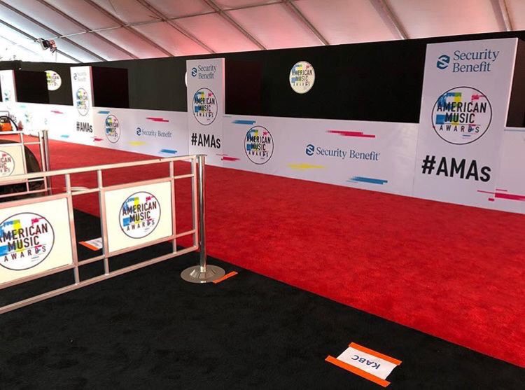 LARRYCOJUDAS's tweet photo. "1D EN LA ALFOMBRA"
BASTA NO SÉ SI REIR O LLORAR
#AMAs https://t.co/sbCzFjuJ9M