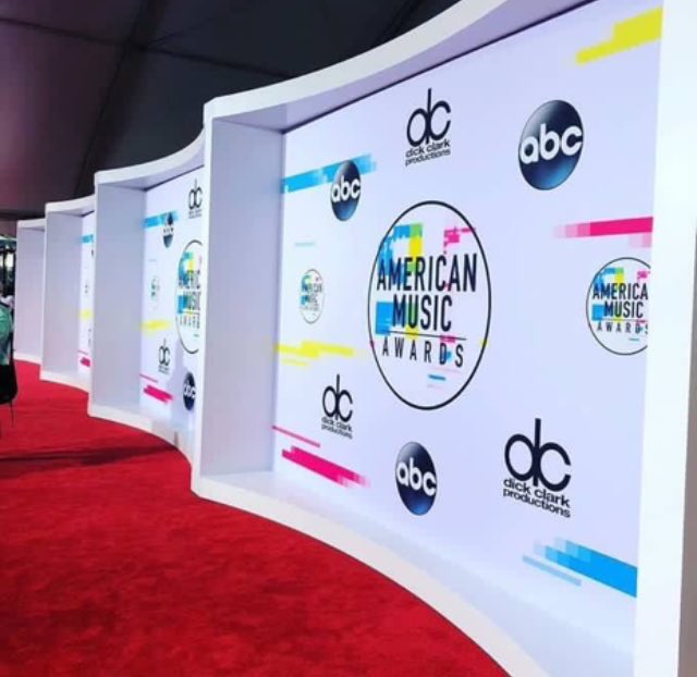 LARRYCOJUDAS's tweet photo. "1D EN LA ALFOMBRA"
BASTA NO SÉ SI REIR O LLORAR
#AMAs https://t.co/sbCzFjuJ9M