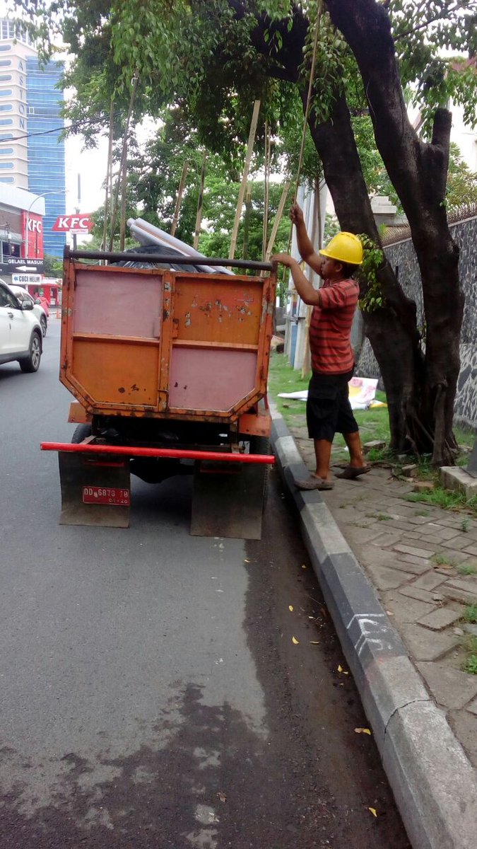 ujungpandangmks's tweet photo. Bismillahirahmanirrahim
Assalamu Alaikum Wr. wb.
JANGAN BIARKAN MAKASSAR MUNDUR LAGI
Rutinitas Petugas Kebersihan Melakukan Penyapuan Dan Pengankutan Hasil sapuan Di beberapa Ruas Jalan Utama Dan Penghubung wilayah Kecamatan Ujung pandang Makassar.
#oppoki
#lovemakassarcity https://t.co/LQtnEI8H4Y