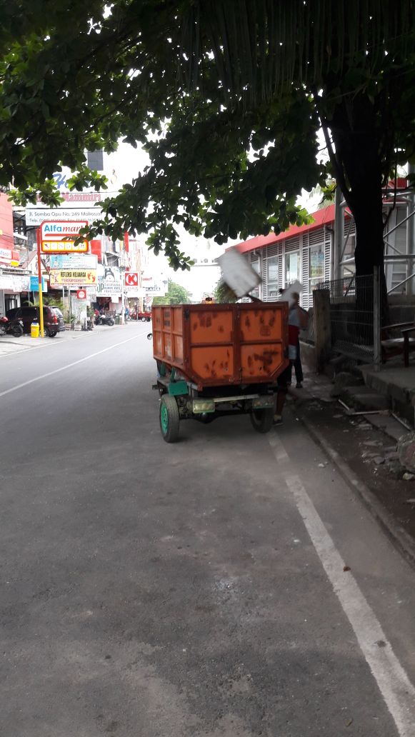 ujungpandangmks's tweet photo. Bismillahirahmanirrahim
Assalamu Alaikum Wr. wb.
JANGAN BIARKAN MAKASSAR MUNDUR LAGI
Rutinitas Petugas Kebersihan Melakukan Penyapuan Dan Pengankutan Hasil sapuan Di beberapa Ruas Jalan Utama Dan Penghubung wilayah Kecamatan Ujung pandang Makassar.
#oppoki
#lovemakassarcity https://t.co/LQtnEI8H4Y