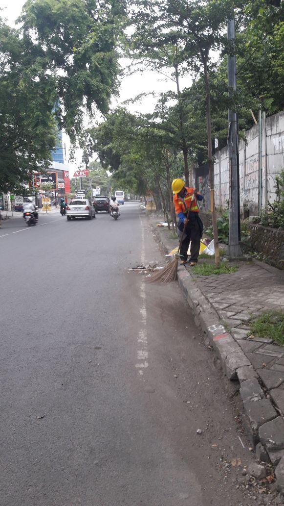 ujungpandangmks's tweet photo. Bismillahirahmanirrahim
Assalamu Alaikum Wr. wb.
JANGAN BIARKAN MAKASSAR MUNDUR LAGI
Rutinitas Petugas Kebersihan Melakukan Penyapuan Dan Pengankutan Hasil sapuan Di beberapa Ruas Jalan Utama Dan Penghubung wilayah Kecamatan Ujung pandang Makassar.
#oppoki
#lovemakassarcity https://t.co/LQtnEI8H4Y