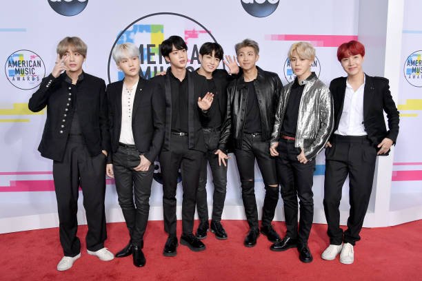 TeIevizona's tweet photo. SURRA DE #BTS BICHO! #AMAs https://t.co/BI6Pz55tZE