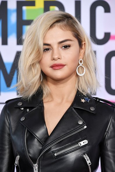 cleytu's tweet photo. SELENA GOMEZ LINDA LIVRE LEVE E LOIRA #AMAs https://t.co/DfUToCvBaD