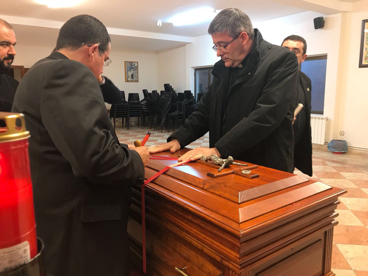RubnZamoraNava2's tweet photo. Traslado de los restos del sacerdote mártir Máximo Redondo a la Parroquia de Miguel Esteban. Te Martirum candidatus laudat exercitus https://t.co/1He8T8HXUO