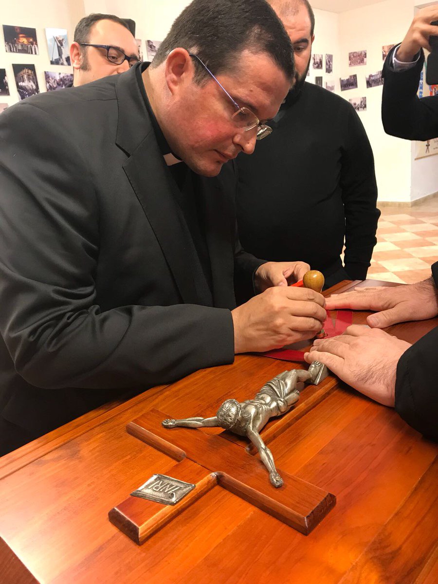 RubnZamoraNava2's tweet photo. Traslado de los restos del sacerdote mártir Máximo Redondo a la Parroquia de Miguel Esteban. Te Martirum candidatus laudat exercitus https://t.co/1He8T8HXUO