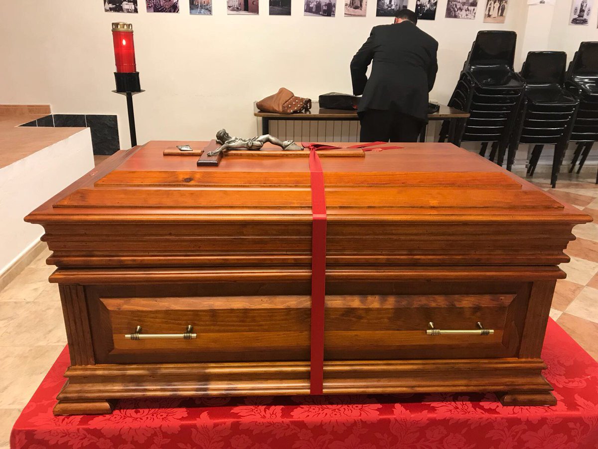 RubnZamoraNava2's tweet photo. Traslado de los restos del sacerdote mártir Máximo Redondo a la Parroquia de Miguel Esteban. Te Martirum candidatus laudat exercitus https://t.co/1He8T8HXUO