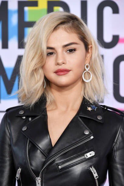 sollgmz's tweet photo. primeiro que selena gomez nem é gente é uma obra de arte #amas https://t.co/ulUrkZX3WT