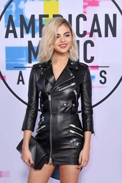 sollgmz's tweet photo. primeiro que selena gomez nem é gente é uma obra de arte #amas https://t.co/ulUrkZX3WT