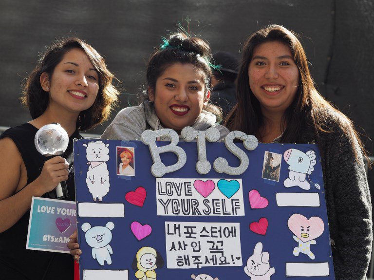 DiarioLaPrensa's tweet image. Fanáticas de BTS esperaron desde tempranas horas la llegada del grupo a los #AMAs