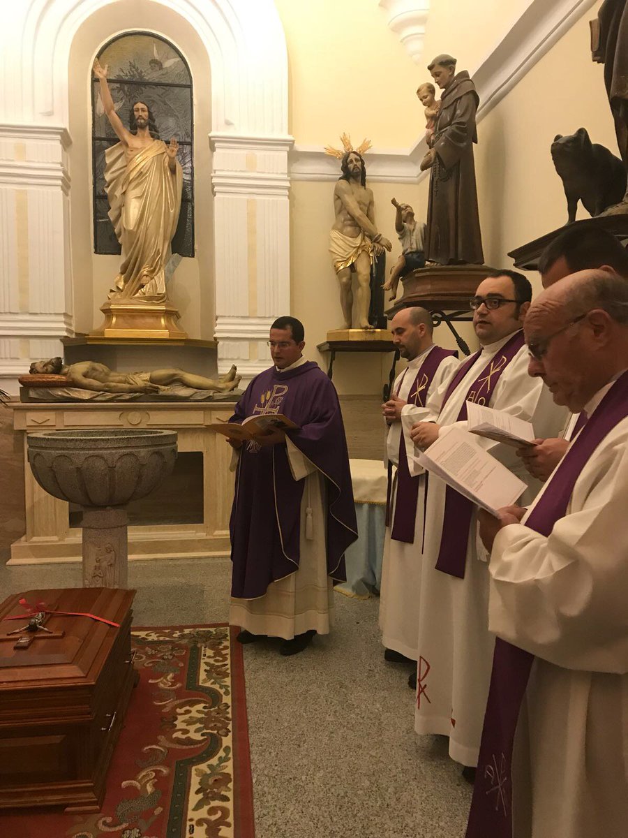 RubnZamoraNava2's tweet photo. Inhumación de los restos del Siervo de Dios Máximo Redondo en la capilla bautismal de la Parroquia de Miguel Esteban. La sangre de los Mártires es semilla de nuevos cristianos https://t.co/bpTQsodVNf