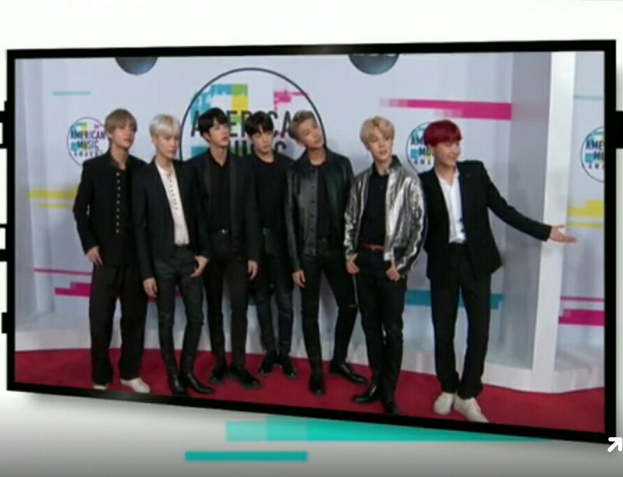 _kimelectraaaa_'s tweet photo. Damn it.. They are soooooo handsome~ #thirdguyfromleft #BTSxAMAs #AMAs https://t.co/JTFa8xczYA