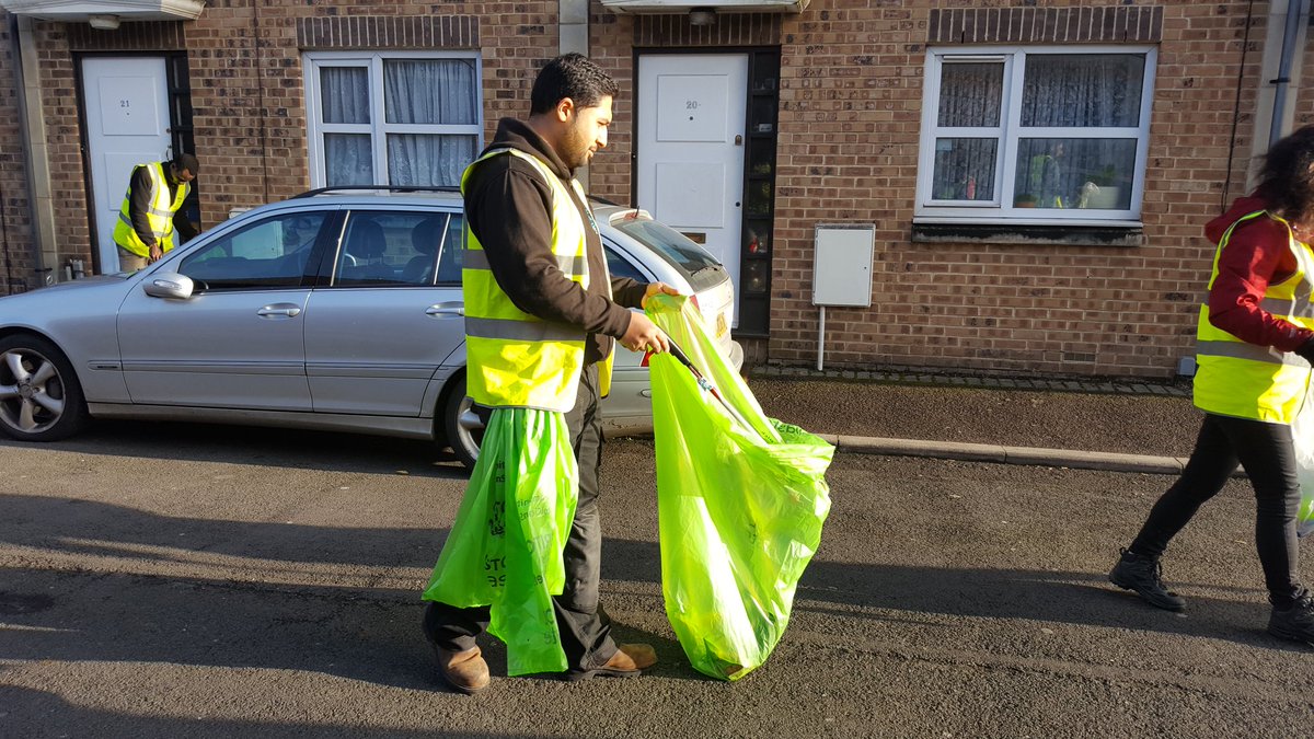 AMYA_Bristol's tweet photo. Youth from Ahmadiyya Muslim Association Bristol took part in litter picking in Easton along with Bristol &amp; West Progressive Jewish Congregation on Mitzvah Day...@RabbiMonique @AMYA_Bristol https://t.co/o4P1glnZHK