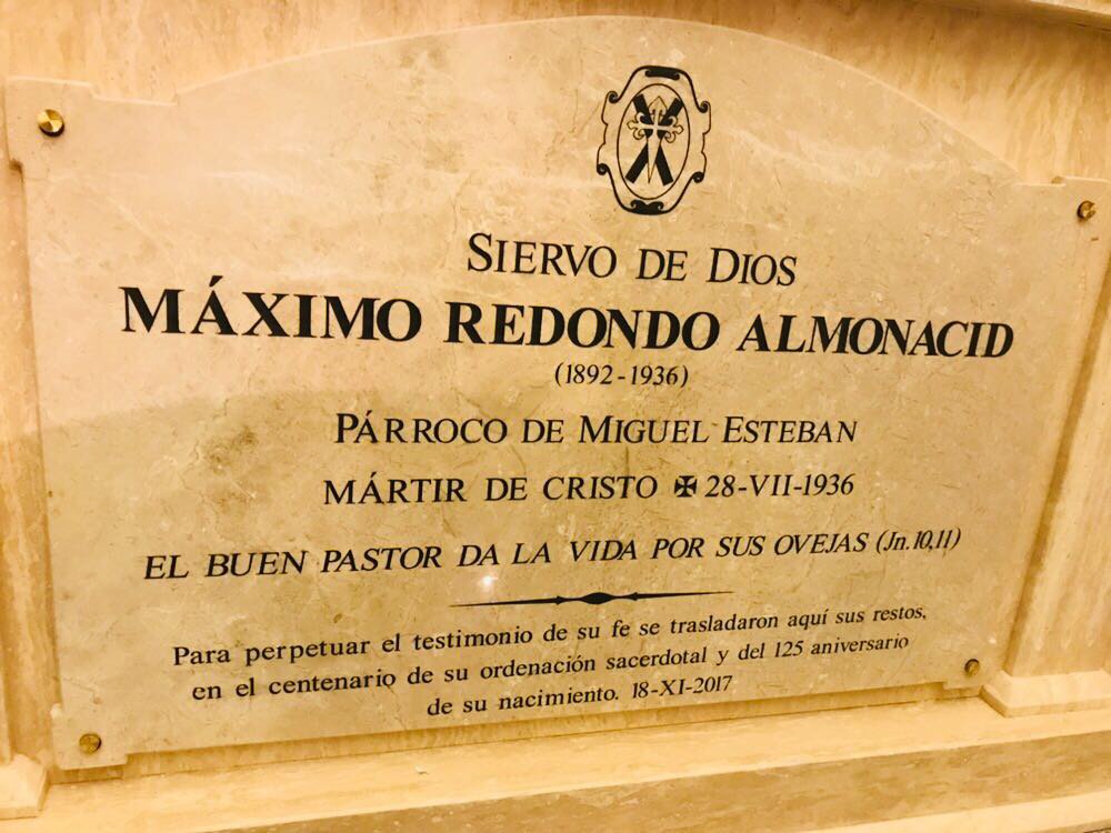 RubnZamoraNava2's tweet photo. Sepulcro del Siervo De Dios Máximo Redondo en la Parroquia de Miguel Esteban. Sacerdote y Mártir. Hay una gloria mayor??? GLORIA A LOS MÁRTIRES!!! https://t.co/AMCShwI4GM