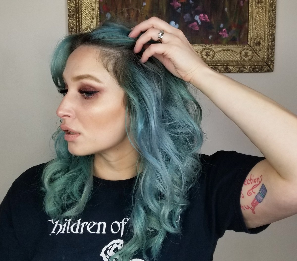 coffeeb4beauty's tweet photo. In π with how this came out!!! FULL Tutorial will be up on my YouTube channel this week. #tealhaircolor #shadowroot #nevertooold #love #haircolor #fashioncolor #beachywaves #tutorial #haircolortutorial #hair #stylist #makeup #coffee #beauty #hairinspiration #create #becreative https://t.co/DNtAsrVgy0