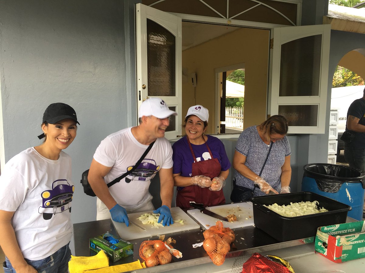 Zorimar17's tweet photo. Llevando comida caliente a los Barrios de YAUCO @TeamStefanoPR https://t.co/3A7R0vdQCY