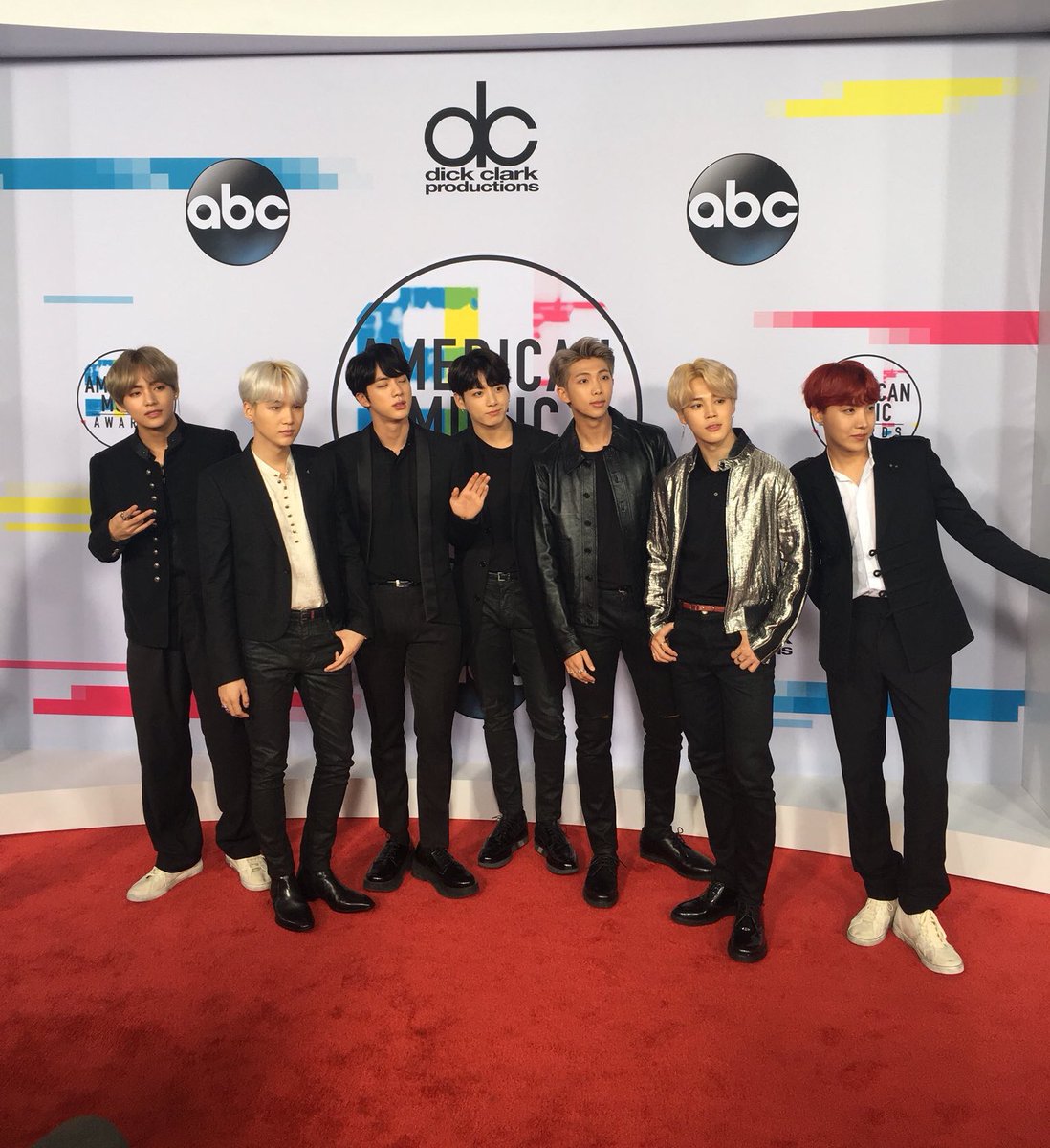 uatcome_'s tweet photo. ЕЩЕ ЧАС ДО ВЫСТУПЛЕНИЯ
ДЕРЖИМСЯ
#AMAs https://t.co/BIYpv1tKMW