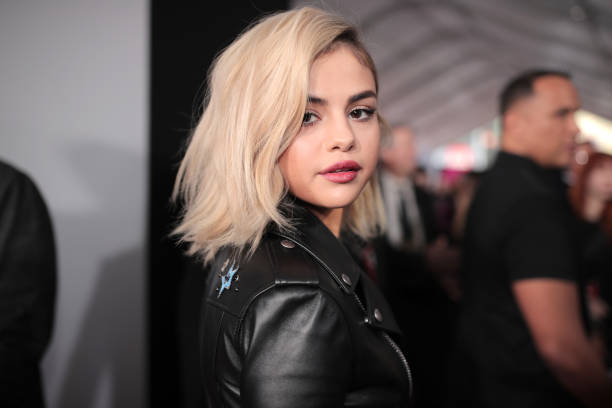 selenachartsbr's tweet photo. Com quase 500 mil tweets do nome "Selena", Selena Gomez é a artista mais comentada do #AMAs até o momento! https://t.co/AJd9sxci0n