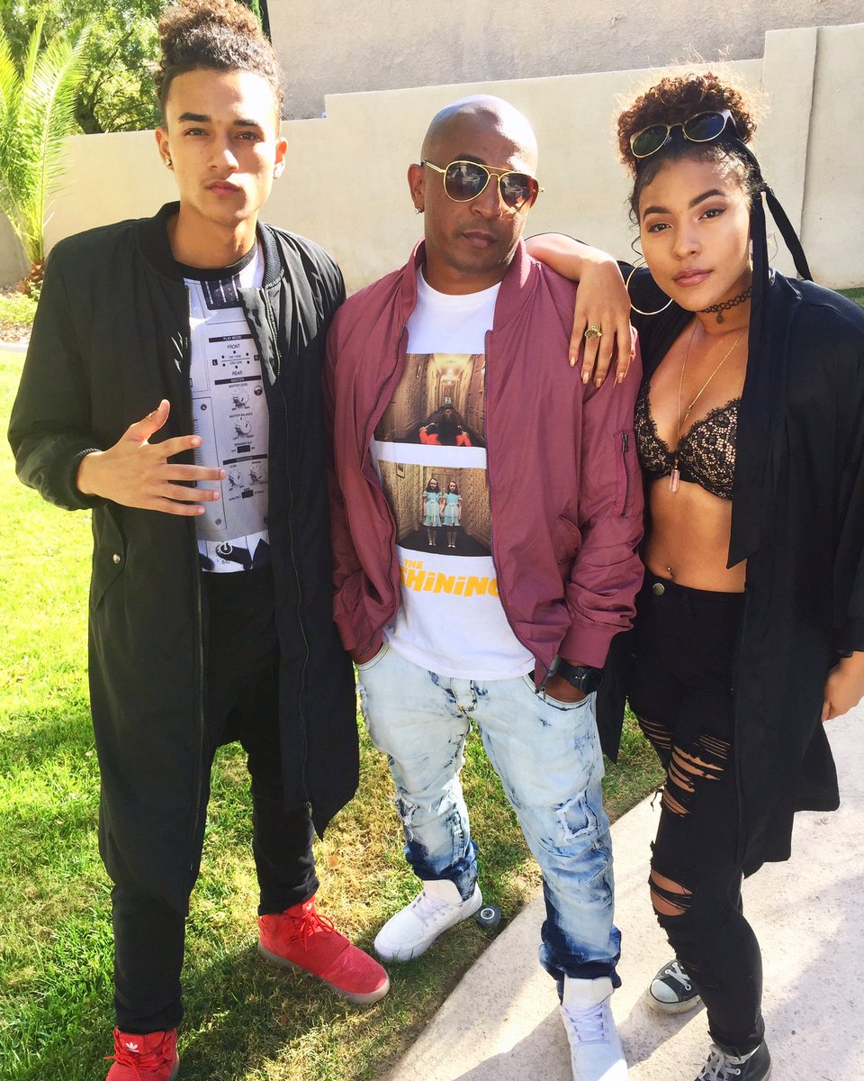 TheCarterCLLCTV's tweet photo. The first pic with our dad @tasmallz after he got out of prison after 3 &amp; 1/2 years! #FREETHECARTER https://t.co/G952Zbubee