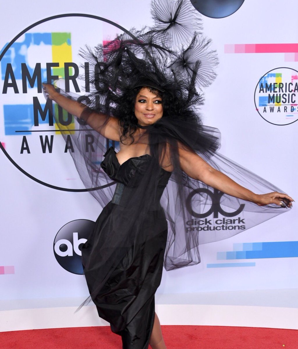 DianaRoss's tweet photo. #twirling #AMAs https://t.co/OTERiHgZF6 https://t.co/a72V2ppvol