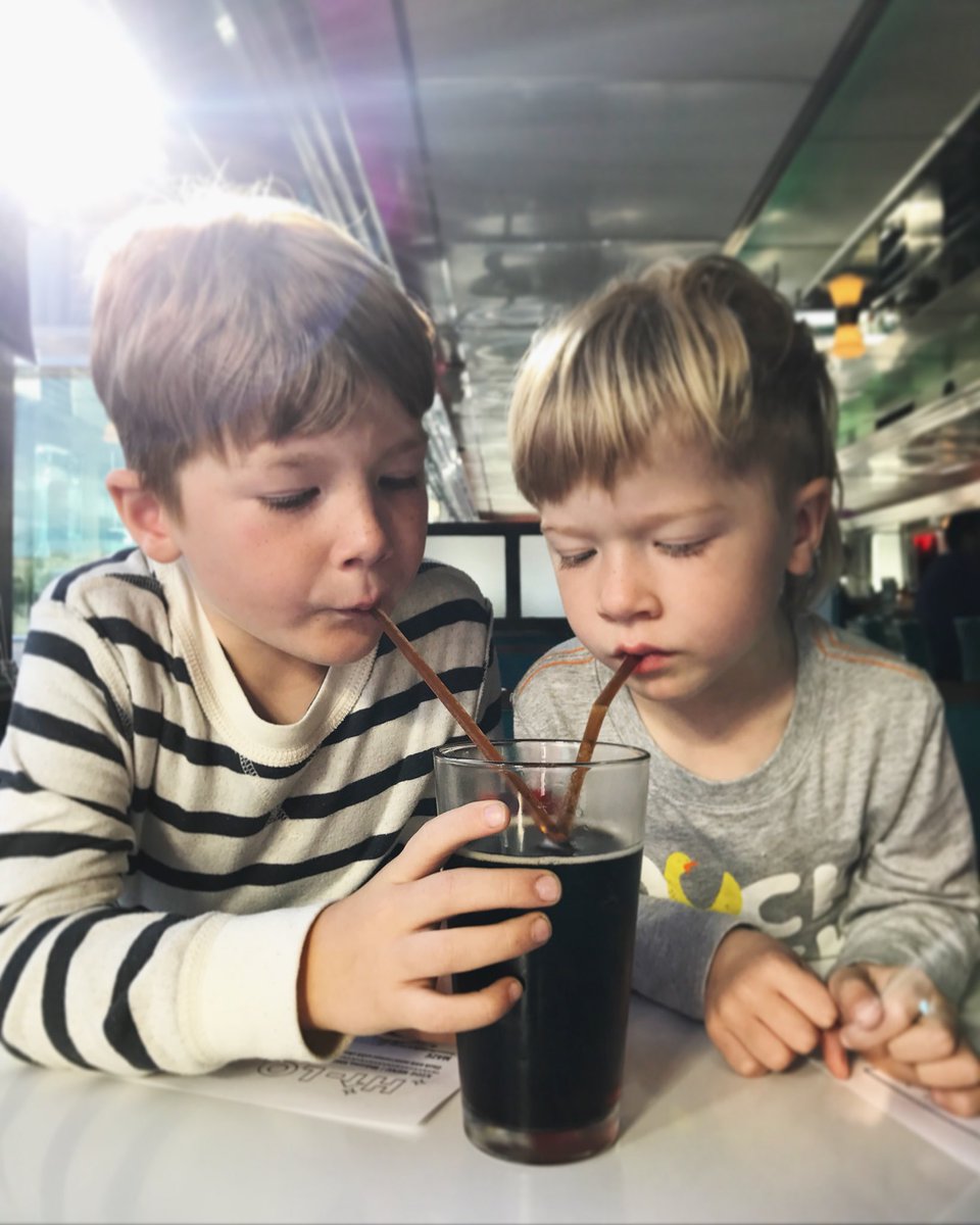 Hi_Lo_Diner's tweet photo. Cheers to 1919 Root Beer on tap. 🍻 Bring the whole fam in this holiday week! #iateathilo #dinerdrinks #humansofhilo https://t.co/TaB7YJZjOn