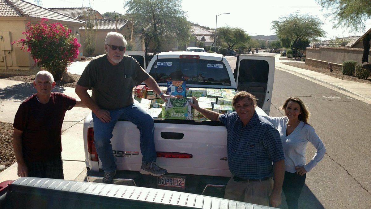 MayorWeiers's tweet photo. Truck load of canned food for @HfHfoodbank thanks to all the folks who helped. π π¨βπ³ππ½ @GlendaleChamber @SamsClub #TrueStarParade β
join us 12/9 at 11 AM. Support the canned food drive. Visit: https://t.co/ombjco6HrD https://t.co/b4ExddEnhF