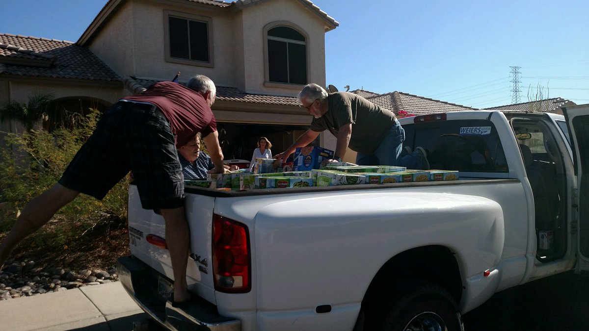 MayorWeiers's tweet photo. Truck load of canned food for @HfHfoodbank thanks to all the folks who helped. π π¨βπ³ππ½ @GlendaleChamber @SamsClub #TrueStarParade β
join us 12/9 at 11 AM. Support the canned food drive. Visit: https://t.co/ombjco6HrD https://t.co/b4ExddEnhF