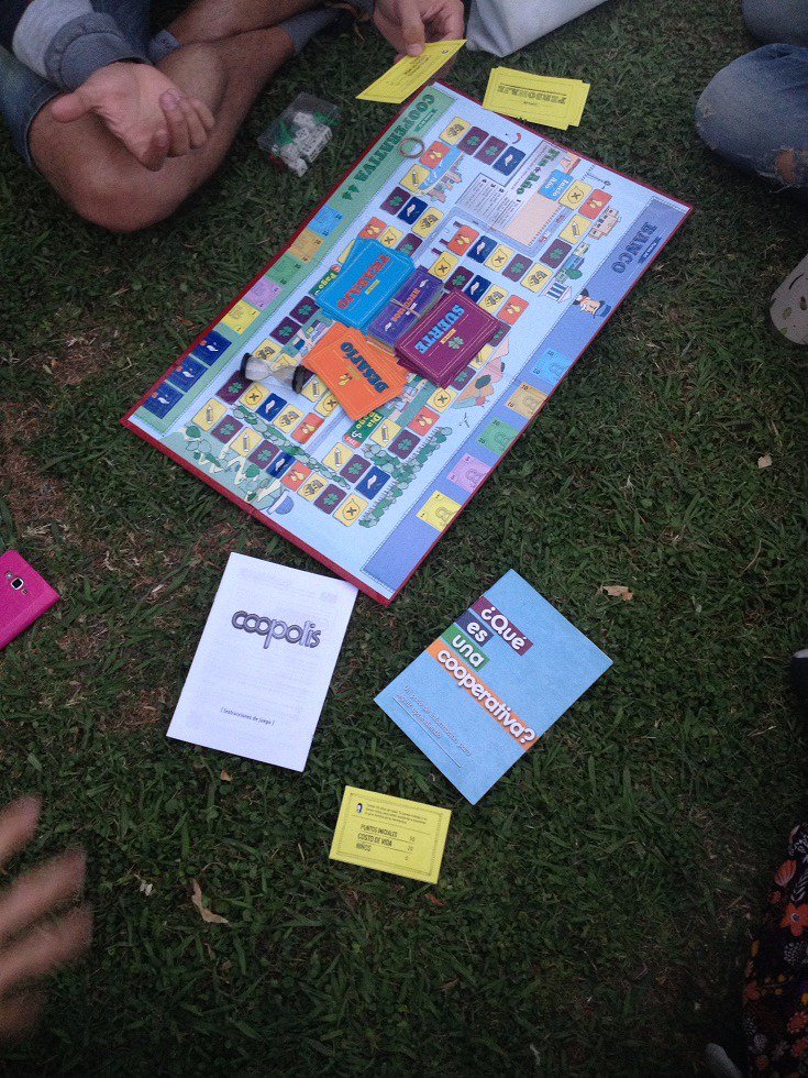 FundacionSES's tweet image. ¡En el Campamento #JóvenesxOtraEconomía se armó una ronda de COOPOLIS! 
Un juego de mesa cooperativo de @CFactorial que solo se gana con el trabajo colectivo.