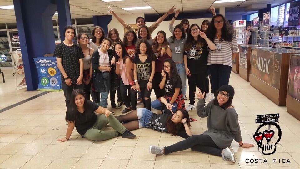 mikeslovelyx's tweet photo. @5SOS we had a meet up here in Costa Rica! #5SOSMeetUp #CostaRicaNeeds5SOS https://t.co/Opvjb9Sj9W