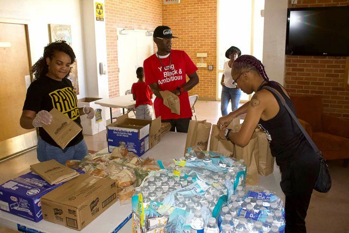 thegreatcouples's tweet photo. Yesterday was great! We doubled our goal and did over 400 lunch bags for the homeless in #austin! https://t.co/DaoOFu60uZ