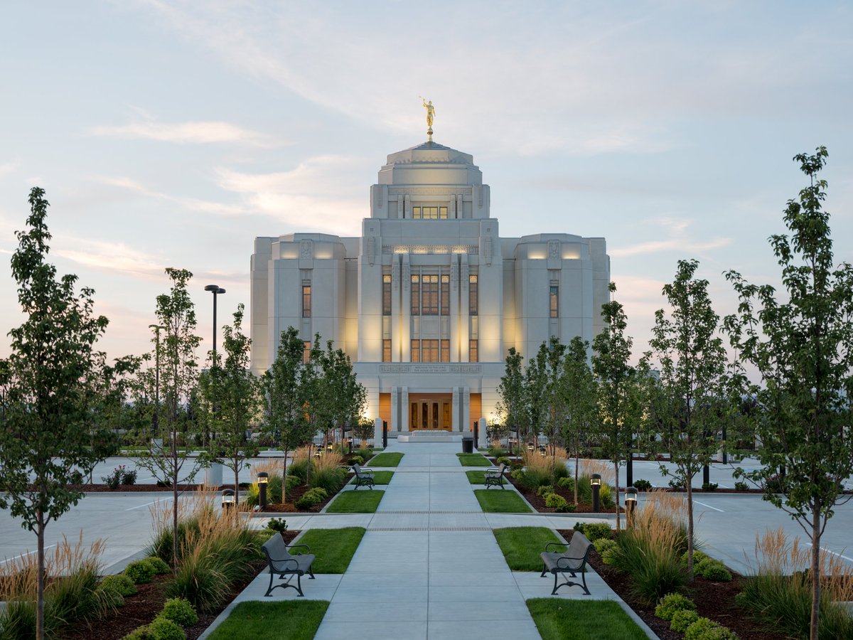 UchtdorfDF's tweet photo. Today, I was privileged to dedicate the beautiful new Meridian Idaho Temple to the Lord.

When we see our temples around the world, may they ever remind us that the Savior is in our midst. I pray that we may always act as though we are in His presence. https://t.co/XA6vB6UX6t