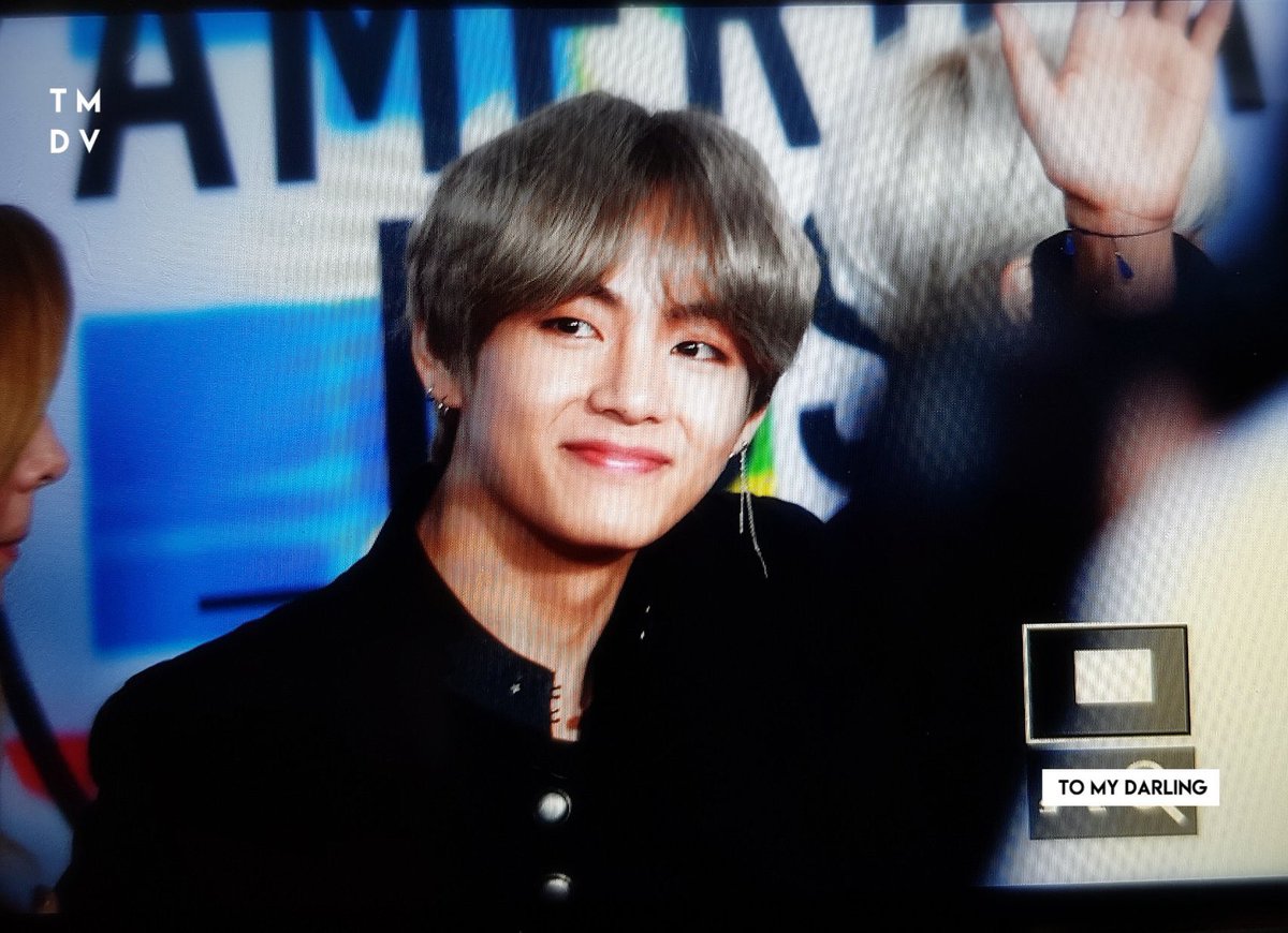 VBrasil_'s tweet photo. [PREVIEW] 171119 American Music Awards 2017 - Red Carpet #방탄소년단 #뷔 (Cr,: TO_MY_DARLINGV) https://t.co/GZvXt26Wae