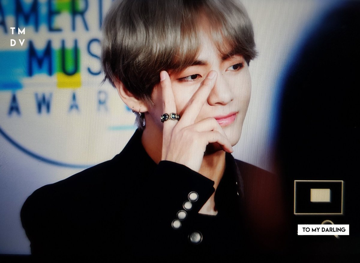 VBrasil_'s tweet photo. [PREVIEW] 171119 American Music Awards 2017 - Red Carpet #방탄소년단 #뷔 (Cr,: TO_MY_DARLINGV) https://t.co/GZvXt26Wae