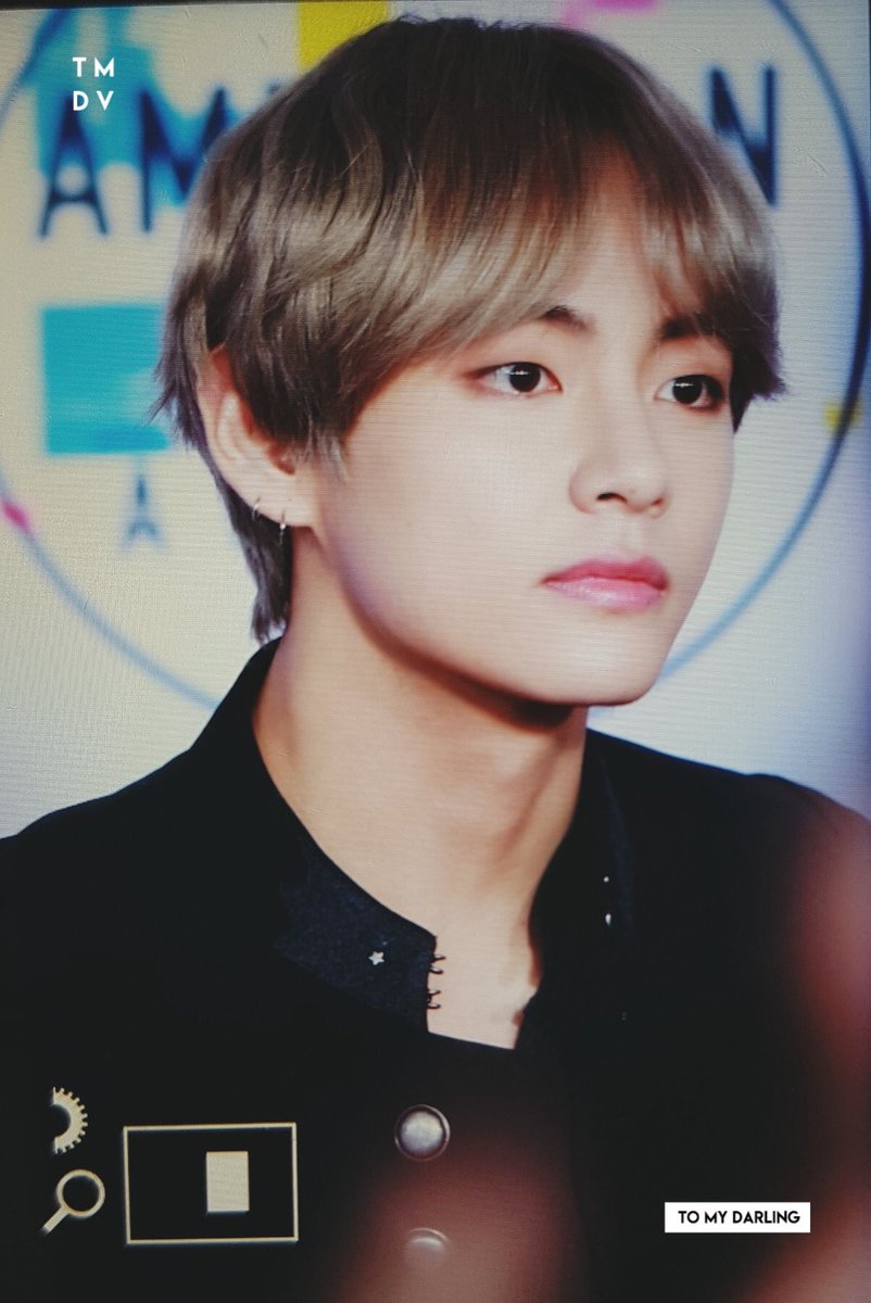 VBrasil_'s tweet photo. [PREVIEW] 171119 American Music Awards 2017 - Red Carpet #방탄소년단 #뷔 (Cr,: TO_MY_DARLINGV) https://t.co/GZvXt26Wae