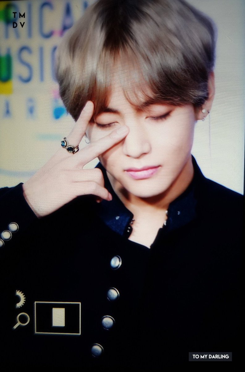 VBrasil_'s tweet photo. [PREVIEW] 171119 American Music Awards 2017 - Red Carpet #방탄소년단 #뷔 (Cr,: TO_MY_DARLINGV) https://t.co/FoJoz44Z4Y