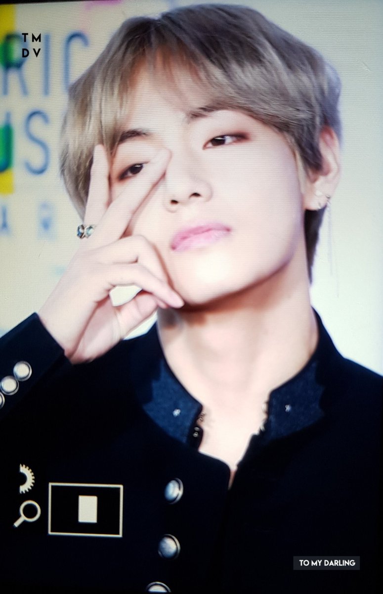 VBrasil_'s tweet photo. [PREVIEW] 171119 American Music Awards 2017 - Red Carpet #방탄소년단 #뷔 (Cr,: TO_MY_DARLINGV) https://t.co/FoJoz44Z4Y