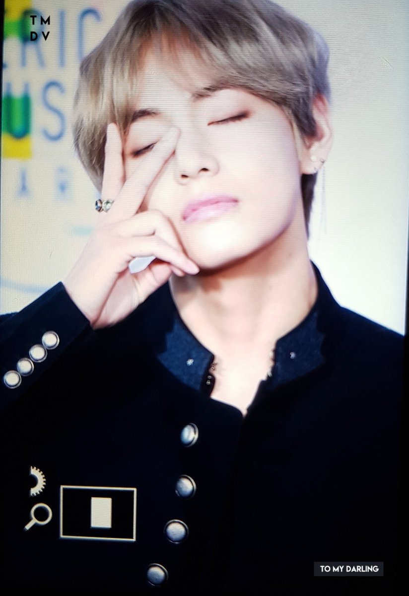 VBrasil_'s tweet photo. [PREVIEW] 171119 American Music Awards 2017 - Red Carpet #방탄소년단 #뷔 (Cr,: TO_MY_DARLINGV) https://t.co/FoJoz44Z4Y